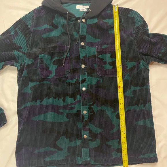 Urban Outfitters corduroy camo hooded shirt jacket. XL - Picture 5 of 5
